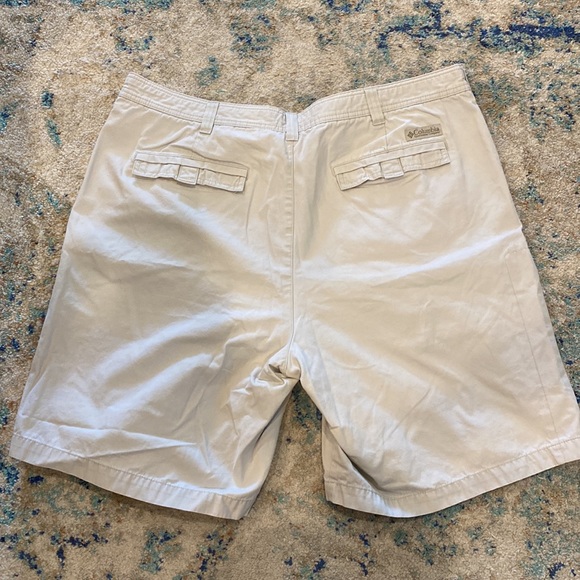 Columbia Khaki Cargo Snap Closure Shorts - Picture 4 of 8